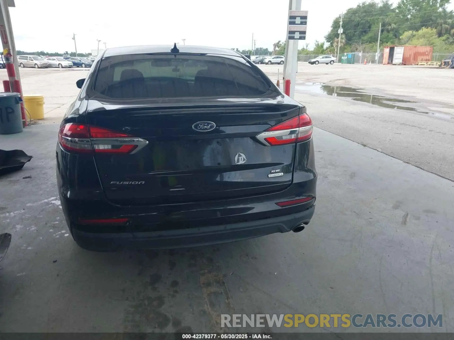 17 Photograph of a damaged car 3FA6P0HD7KR127768 FORD FUSION 2019