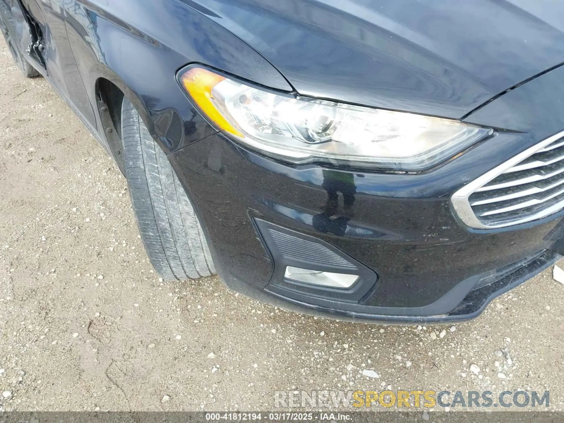 17 Photograph of a damaged car 3FA6P0HD7KR128953 FORD FUSION 2019