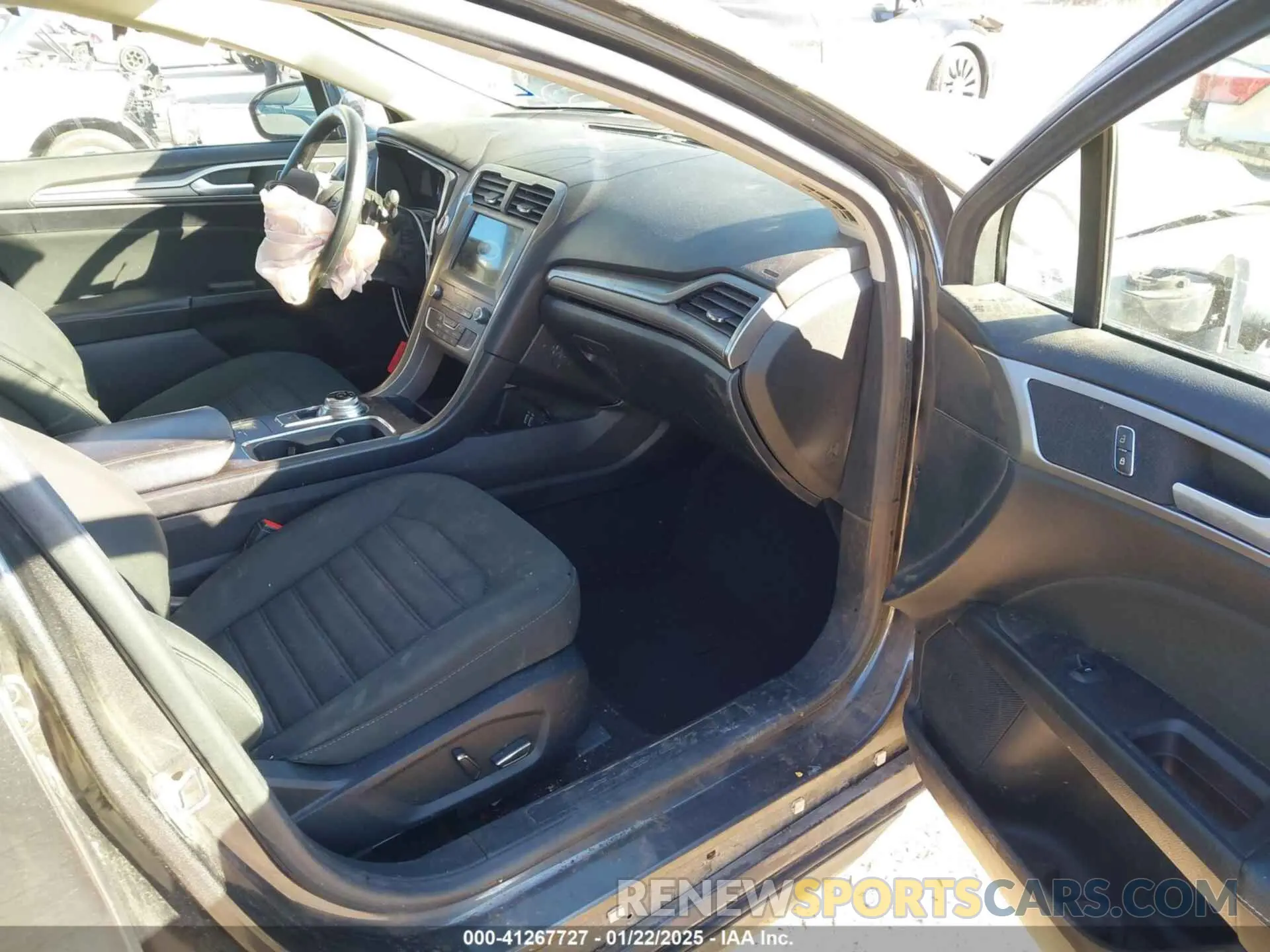 5 Photograph of a damaged car 3FA6P0HD7KR173035 FORD FUSION 2019