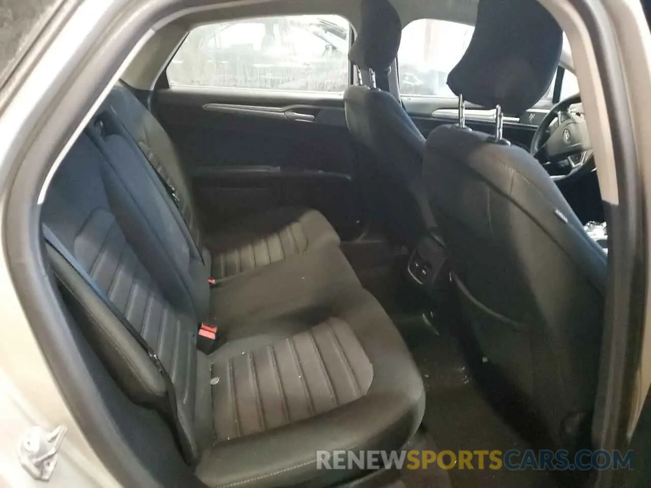 10 Photograph of a damaged car 3FA6P0HD7KR247716 FORD FUSION 2019