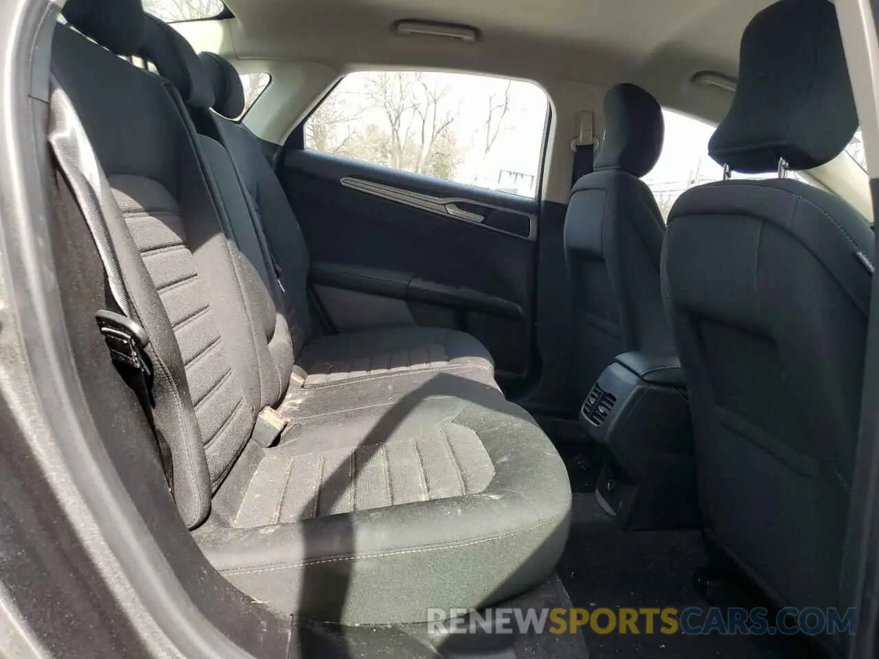 10 Photograph of a damaged car 3FA6P0HD7KR275810 FORD FUSION 2019