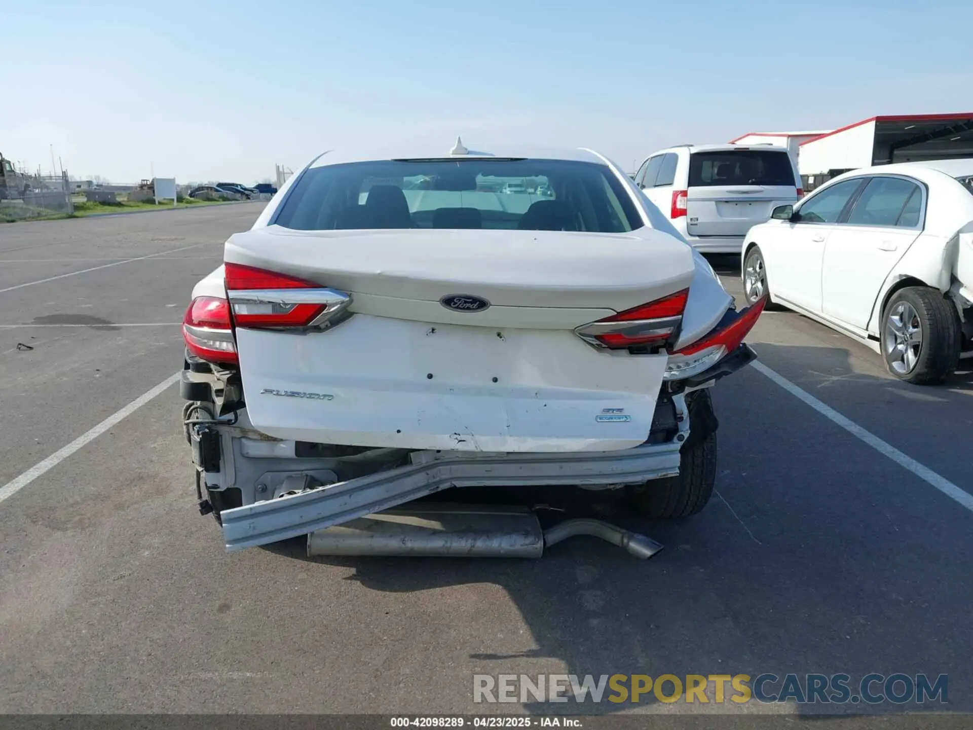 16 Photograph of a damaged car 3FA6P0HD8KR103611 FORD FUSION 2019