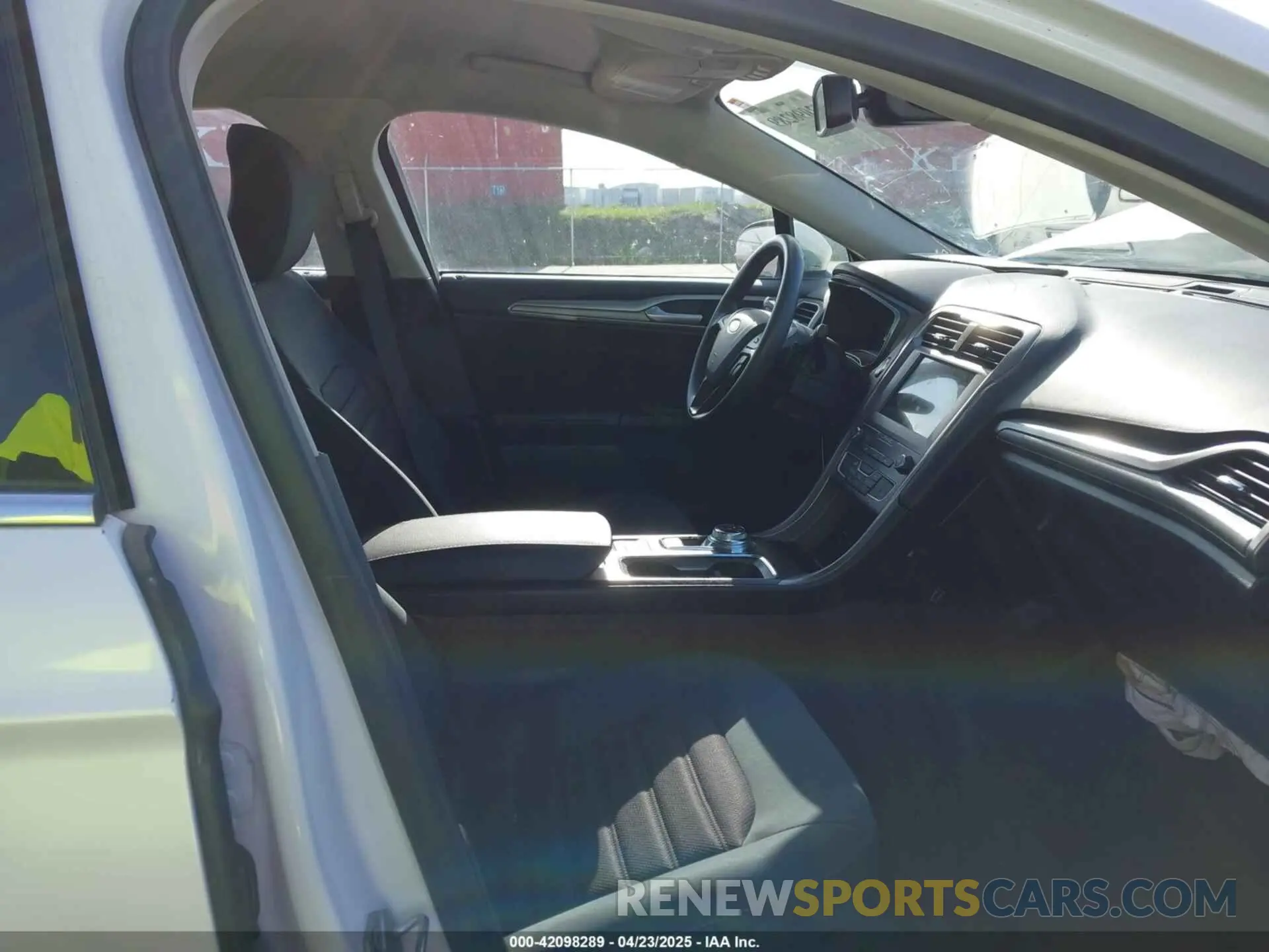 5 Photograph of a damaged car 3FA6P0HD8KR103611 FORD FUSION 2019