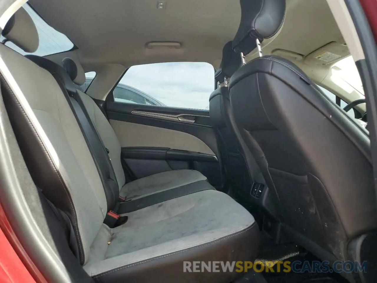 10 Photograph of a damaged car 3FA6P0HD8KR230097 FORD FUSION 2019