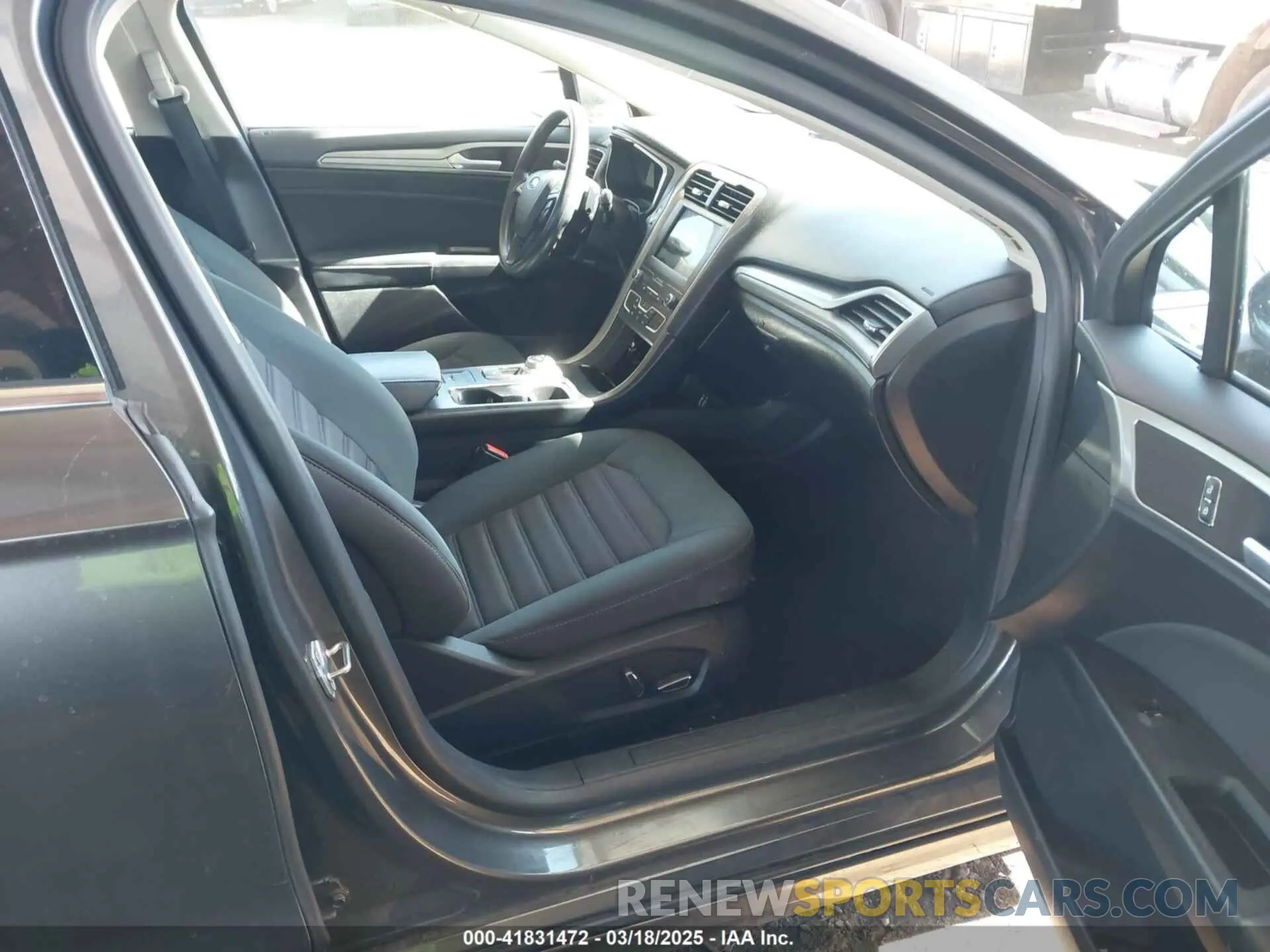 5 Photograph of a damaged car 3FA6P0HD9KR104024 FORD FUSION 2019