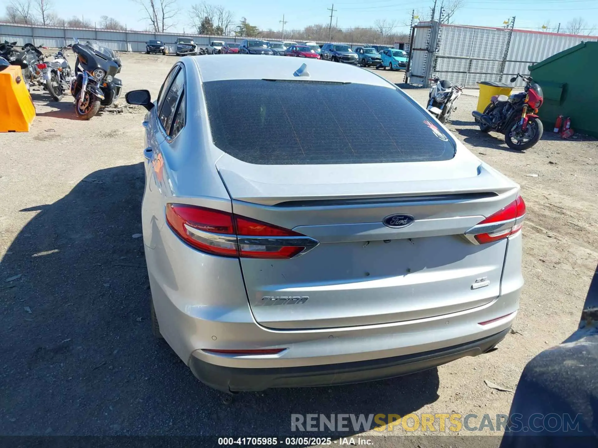 17 Photograph of a damaged car 3FA6P0HD9KR172372 FORD FUSION 2019