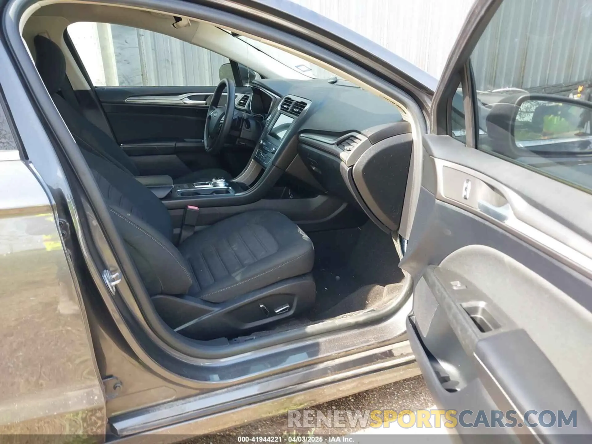 5 Photograph of a damaged car 3FA6P0HD9KR215415 FORD FUSION 2019