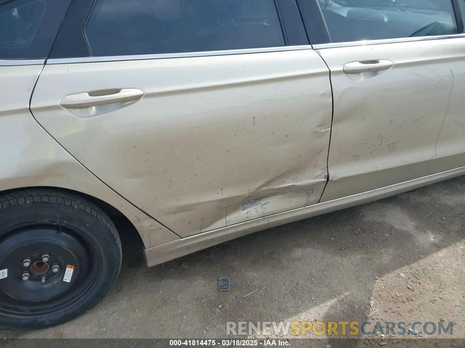 18 Photograph of a damaged car 3FA6P0HD9KR232182 FORD FUSION 2019