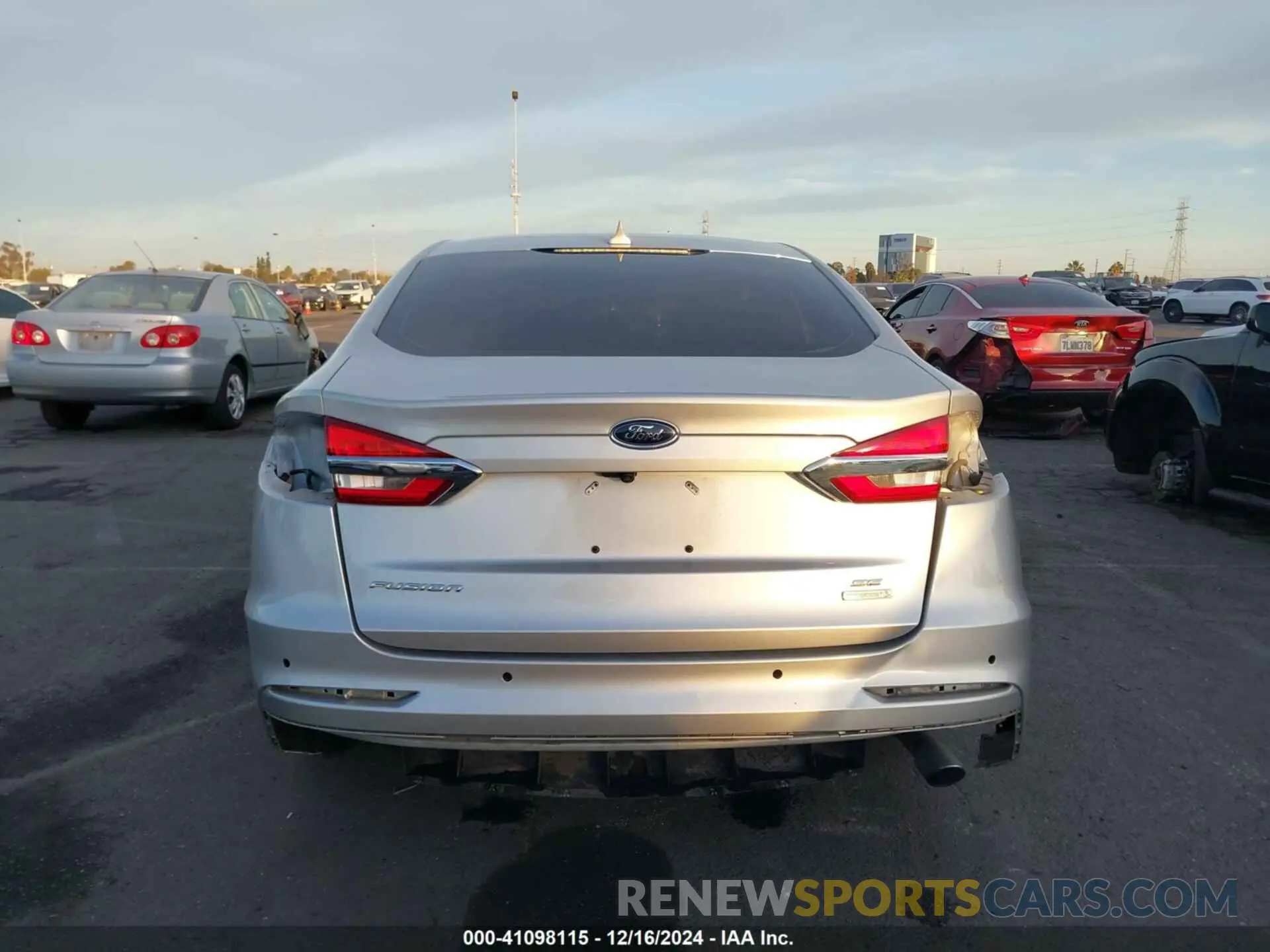 17 Photograph of a damaged car 3FA6P0HDXKR134701 FORD FUSION 2019