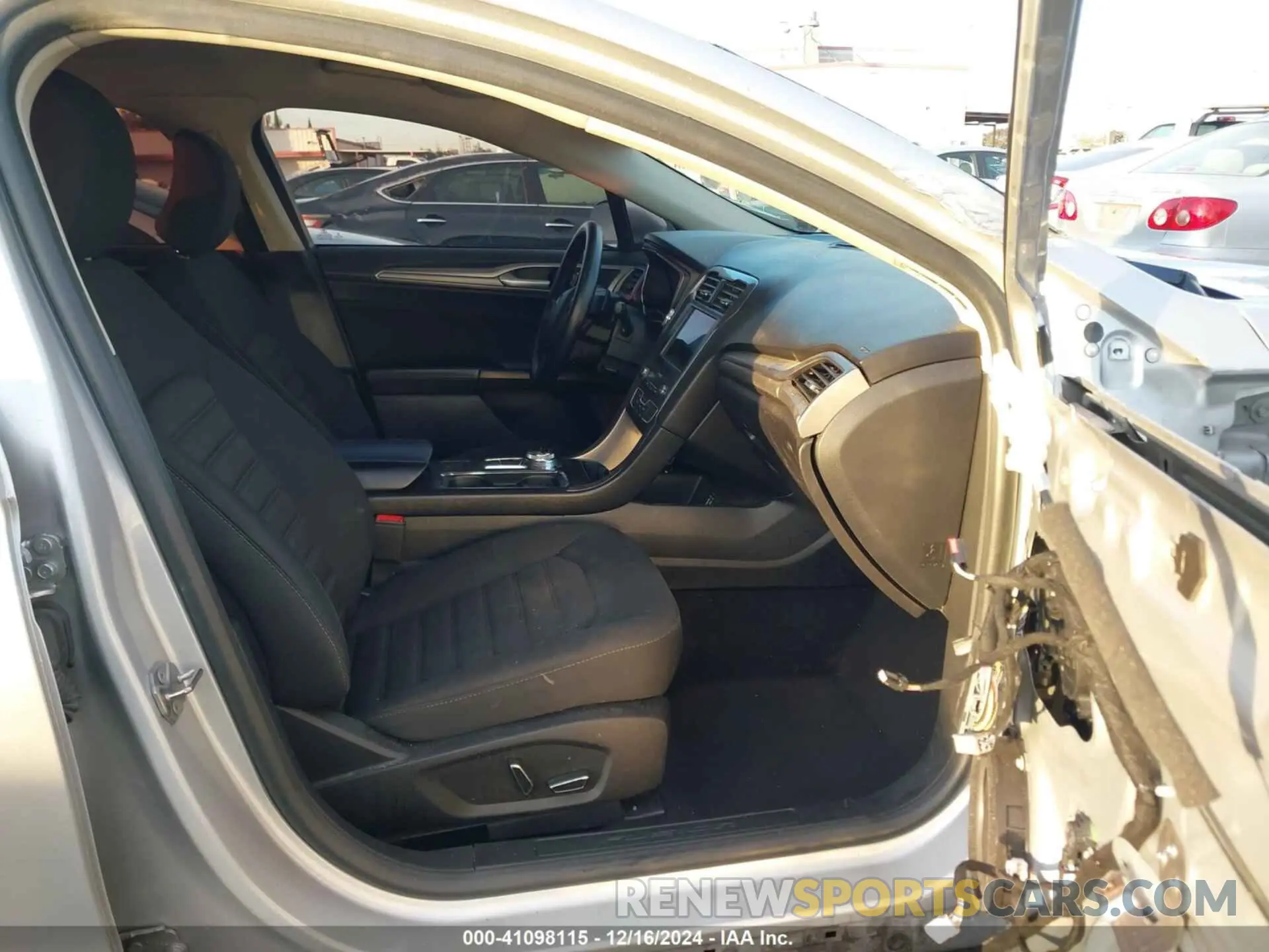 5 Photograph of a damaged car 3FA6P0HDXKR134701 FORD FUSION 2019