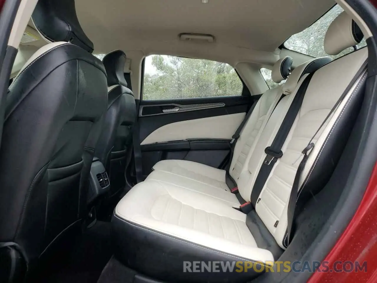 10 Photograph of a damaged car 3FA6P0HDXKR198401 FORD FUSION 2019