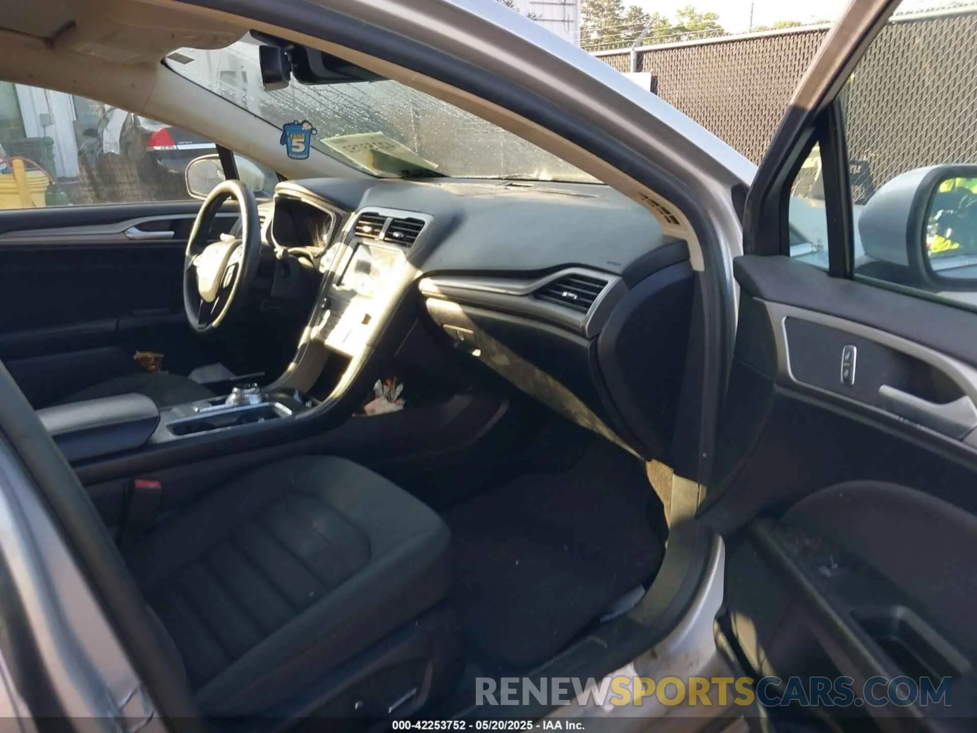 5 Photograph of a damaged car 3FA6P0LU0KR115551 FORD FUSION 2019