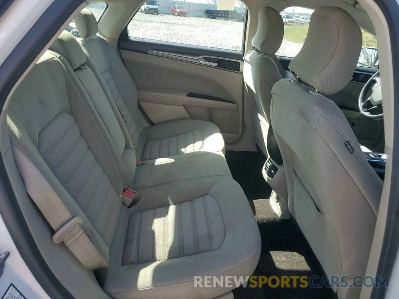 10 Photograph of a damaged car 3FA6P0LU0KR188144 FORD FUSION 2019