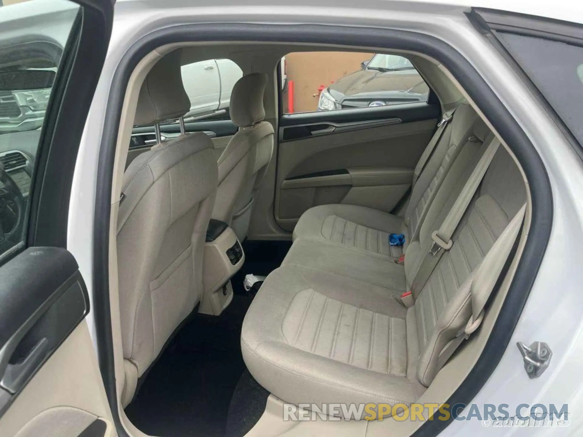 8 Photograph of a damaged car 3FA6P0LU0KR277678 FORD FUSION 2019