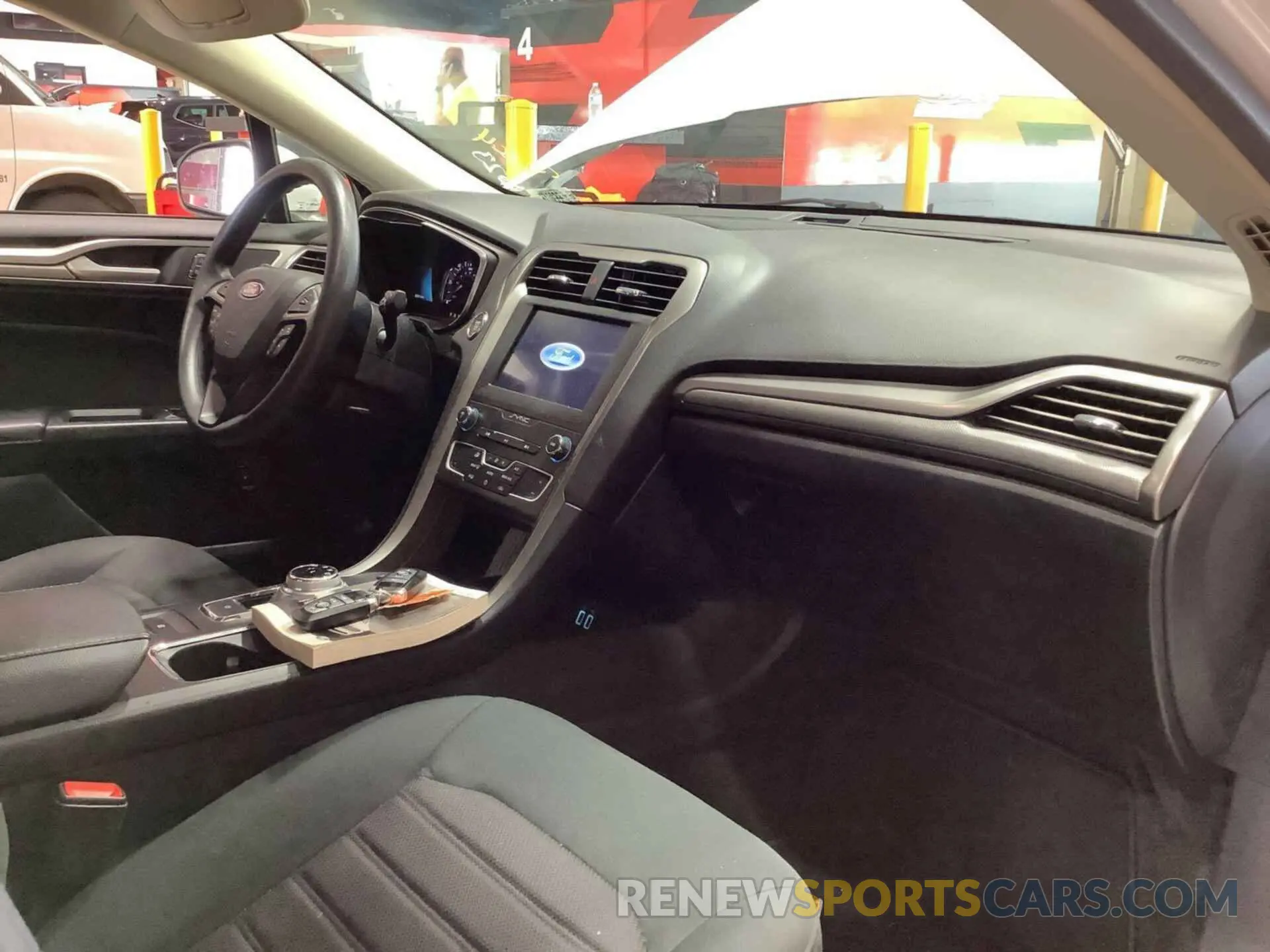 18 Photograph of a damaged car 3FA6P0LU0KR285585 FORD FUSION 2019