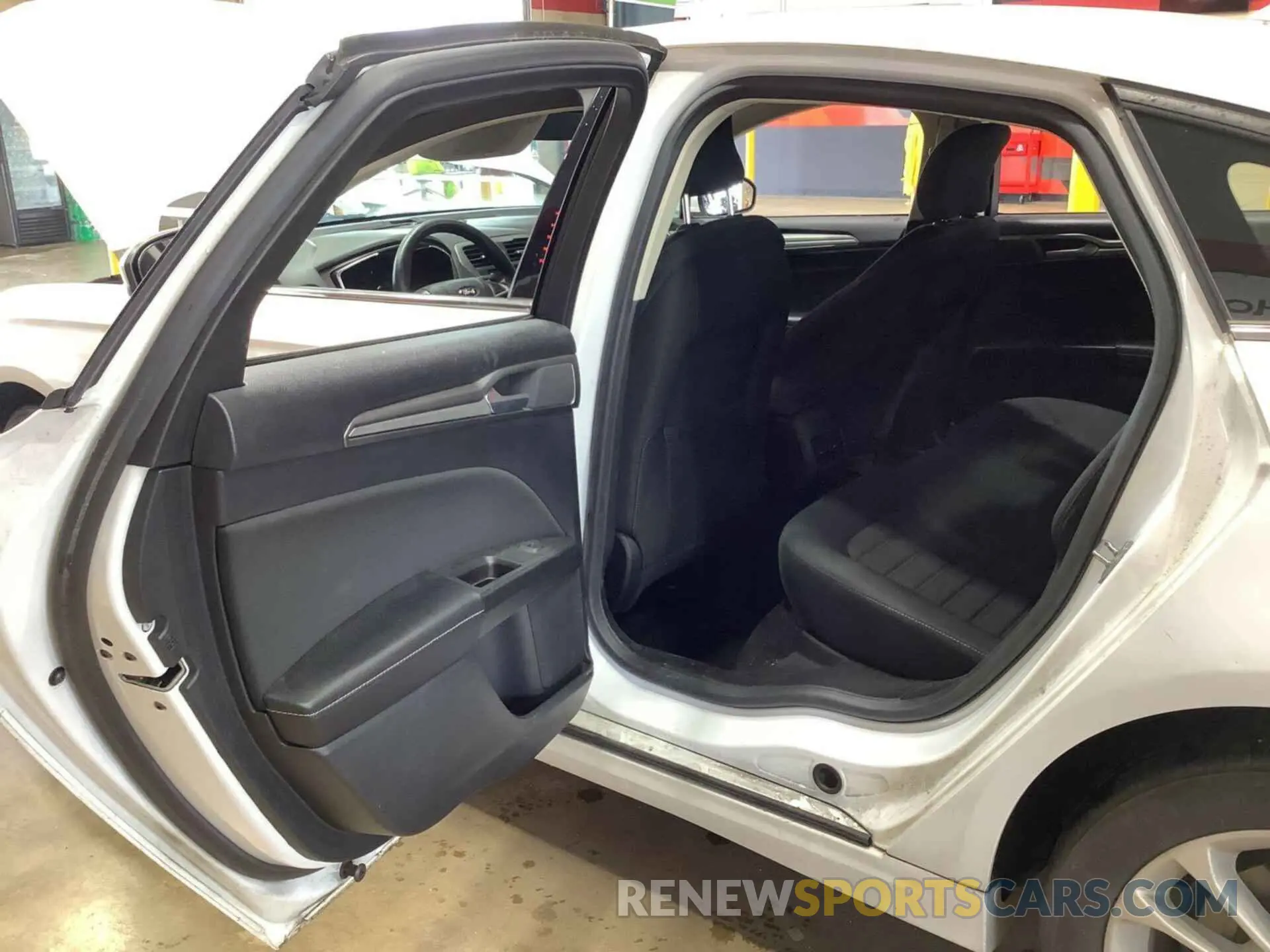28 Photograph of a damaged car 3FA6P0LU0KR285585 FORD FUSION 2019