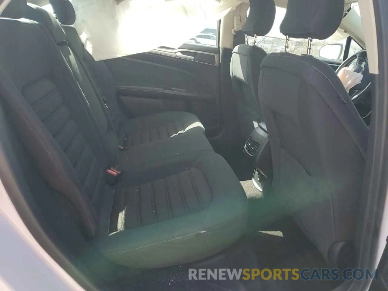 10 Photograph of a damaged car 3FA6P0LU1KR169151 FORD FUSION 2019