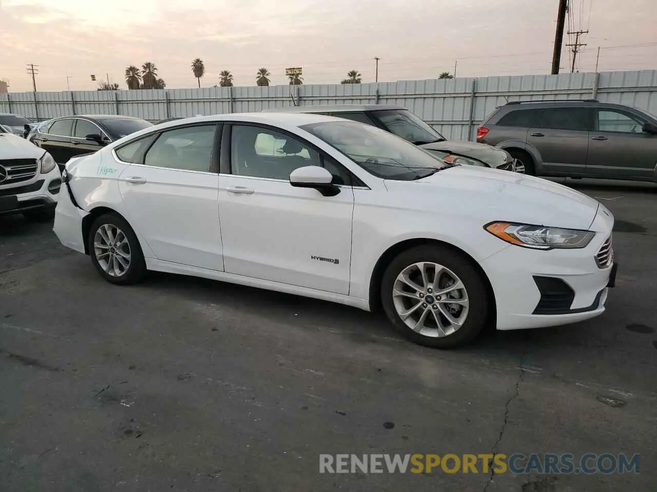 4 Photograph of a damaged car 3FA6P0LU1KR175144 FORD FUSION 2019