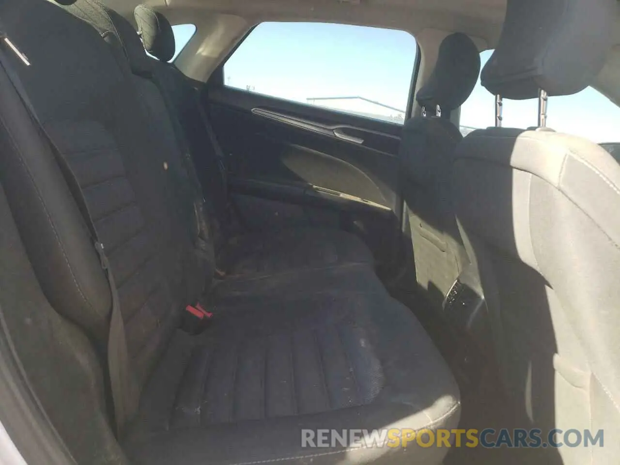10 Photograph of a damaged car 3FA6P0LU1KR182594 FORD FUSION 2019