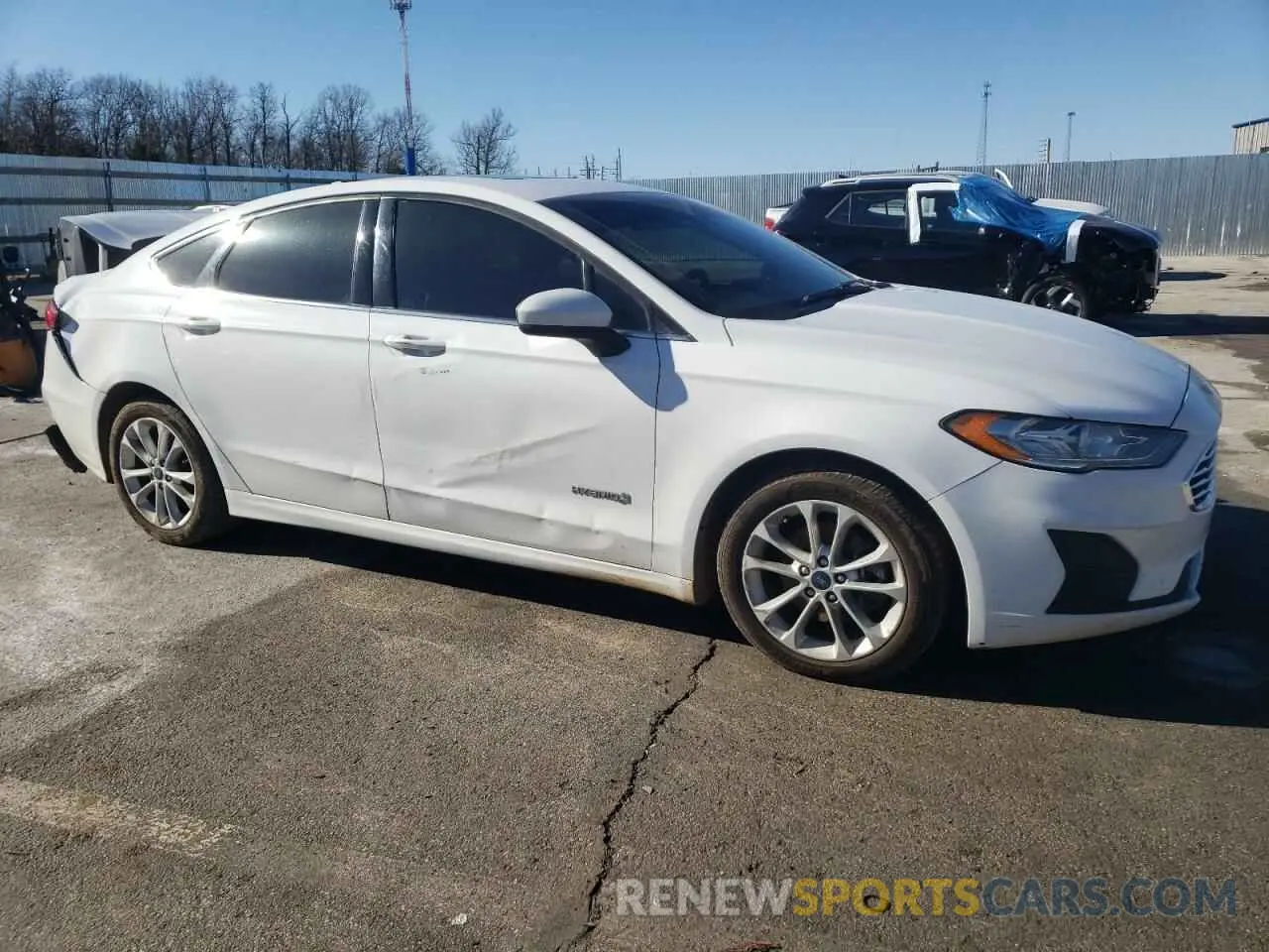 4 Photograph of a damaged car 3FA6P0LU1KR182594 FORD FUSION 2019
