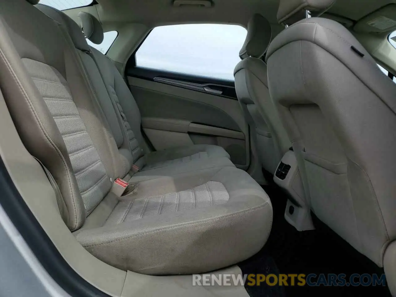 10 Photograph of a damaged car 3FA6P0LU1KR242759 FORD FUSION 2019