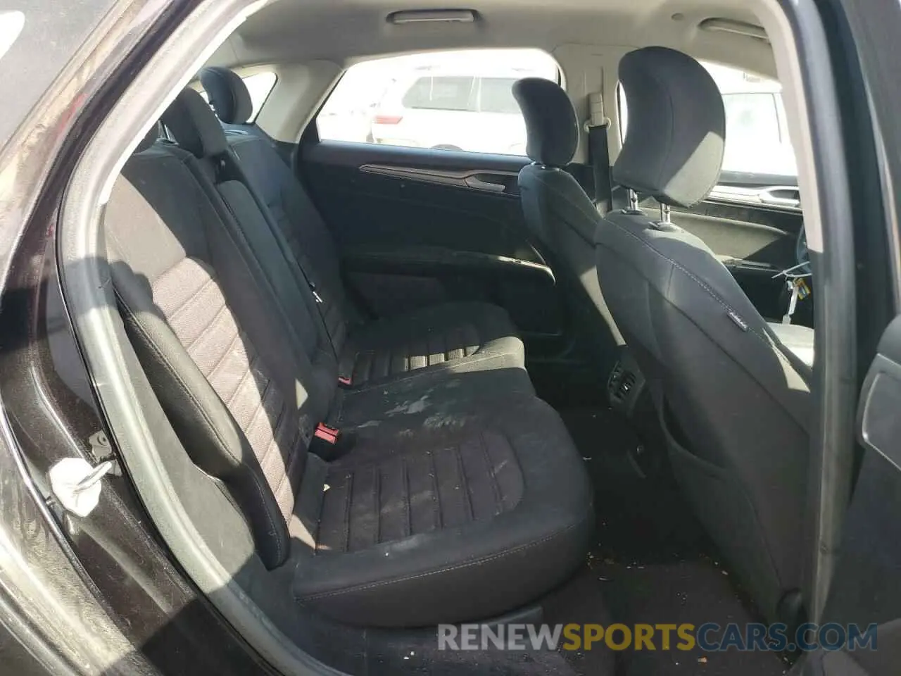 10 Photograph of a damaged car 3FA6P0LU1KR261795 FORD FUSION 2019
