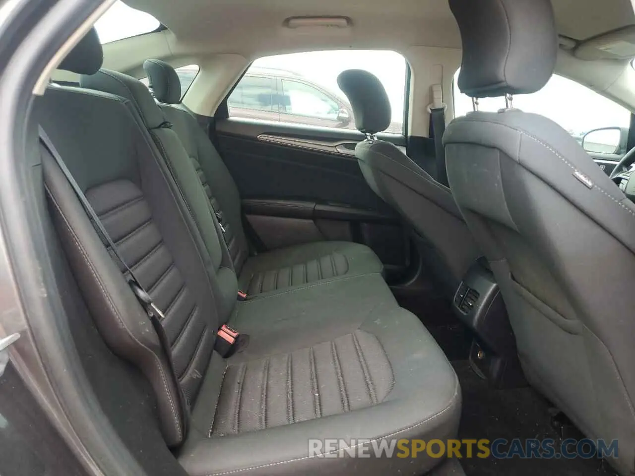 10 Photograph of a damaged car 3FA6P0LU2KR163620 FORD FUSION 2019