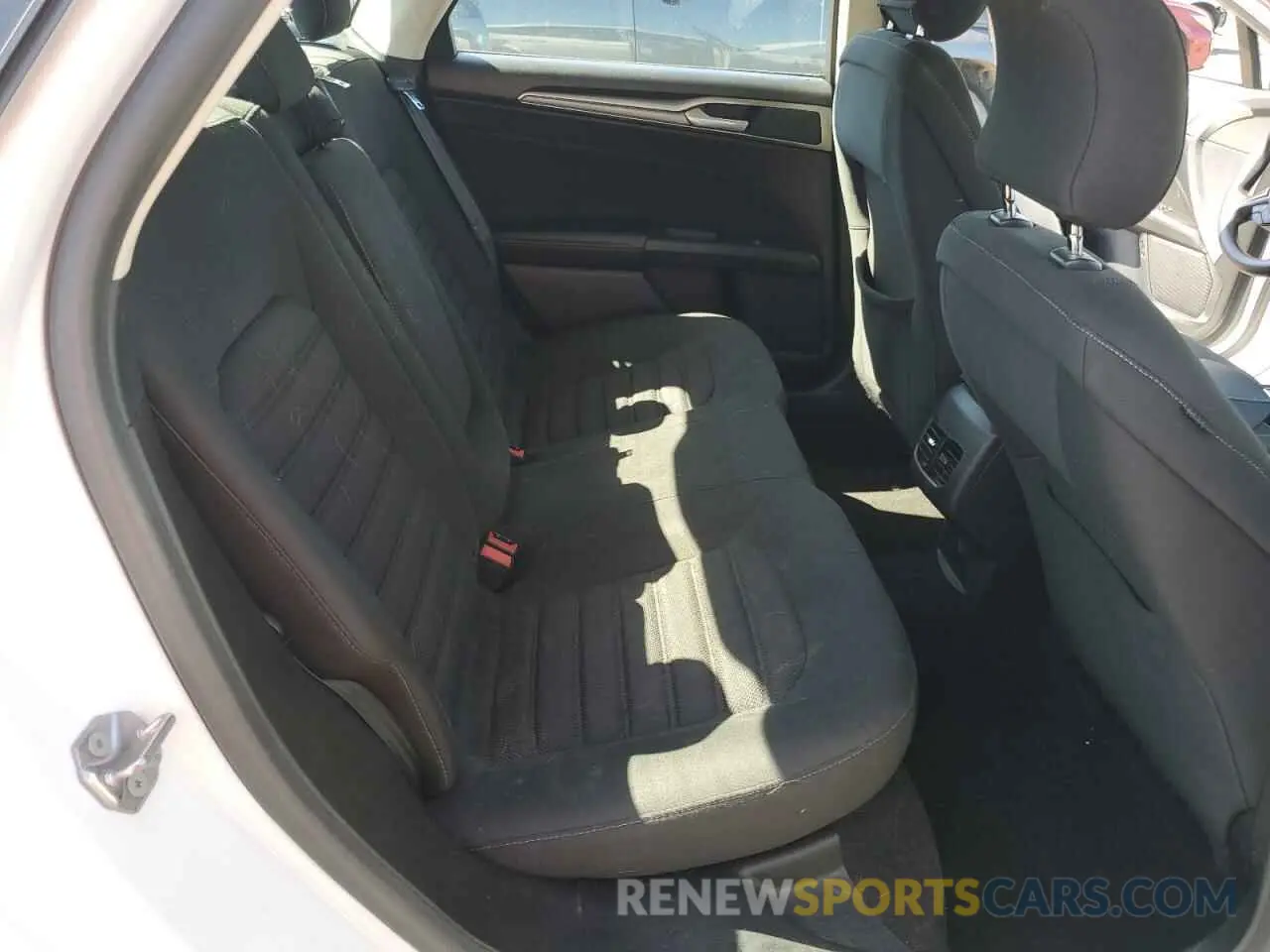 10 Photograph of a damaged car 3FA6P0LU2KR201864 FORD FUSION 2019