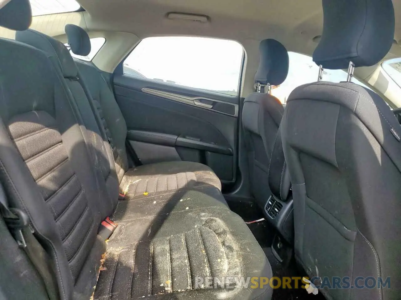 10 Photograph of a damaged car 3FA6P0LU2KR207325 FORD FUSION 2019