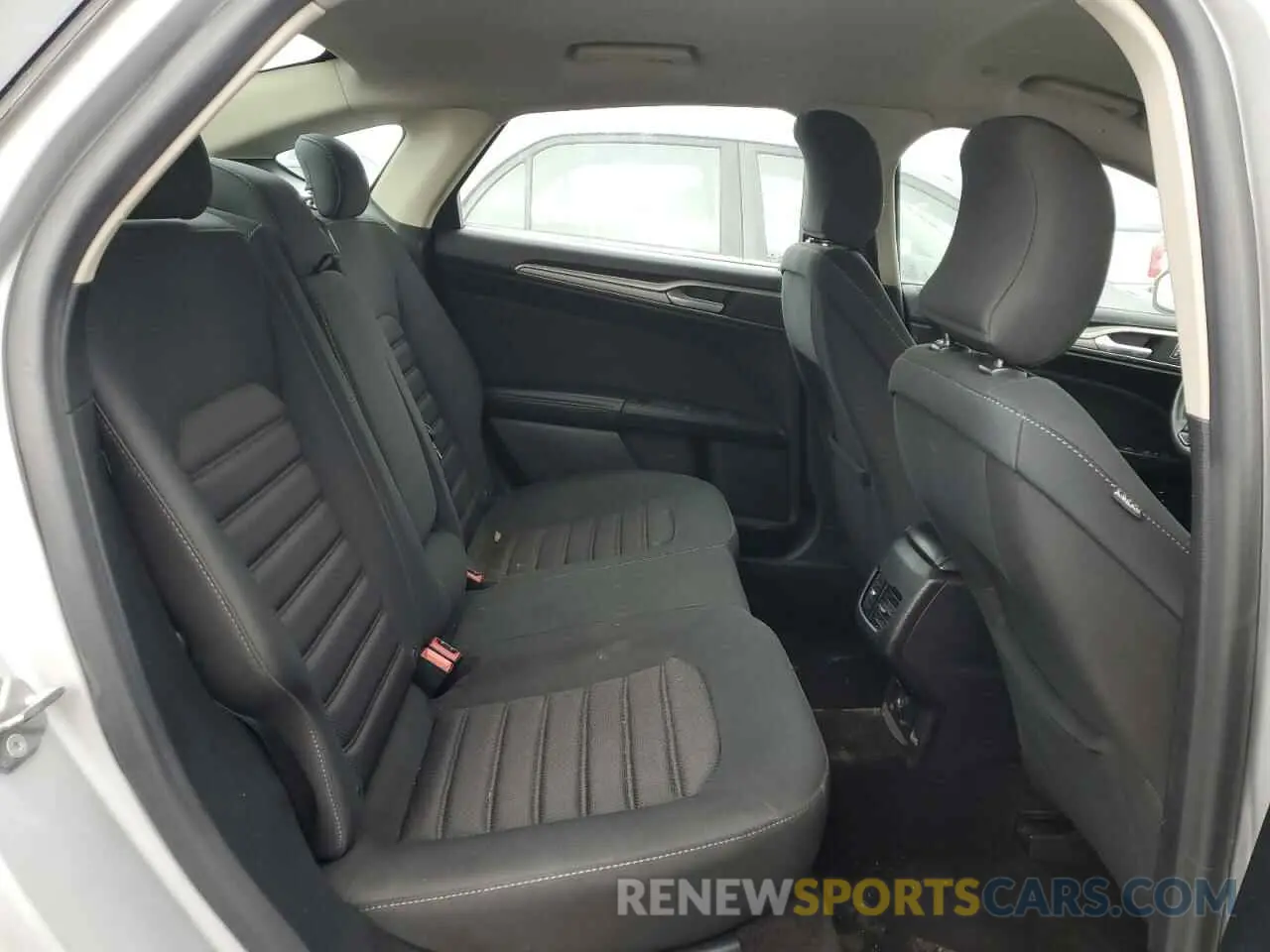 10 Photograph of a damaged car 3FA6P0LU3KR180801 FORD FUSION 2019