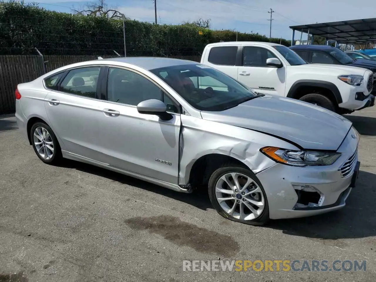 4 Photograph of a damaged car 3FA6P0LU3KR205356 FORD FUSION 2019