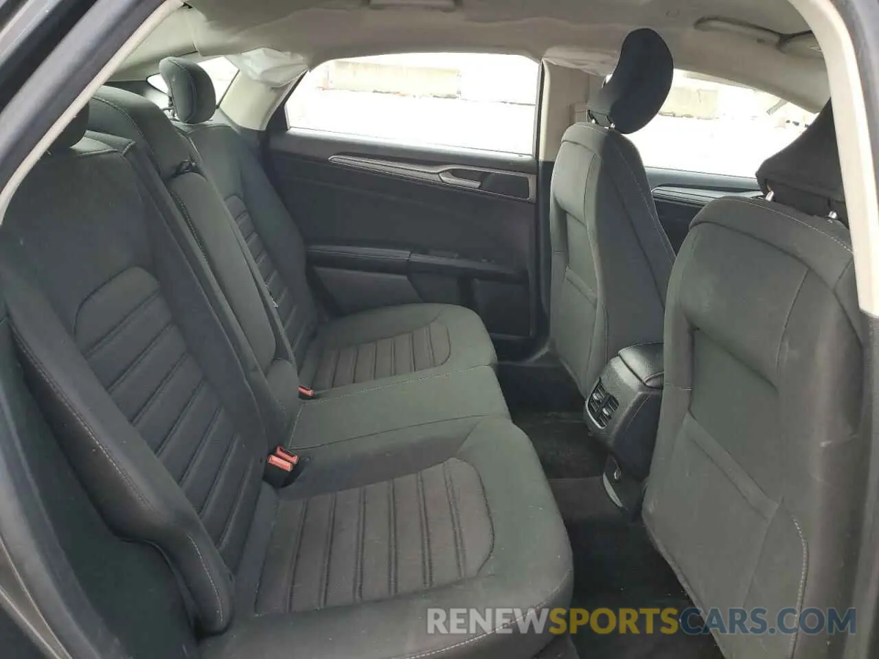 10 Photograph of a damaged car 3FA6P0LU3KR282258 FORD FUSION 2019