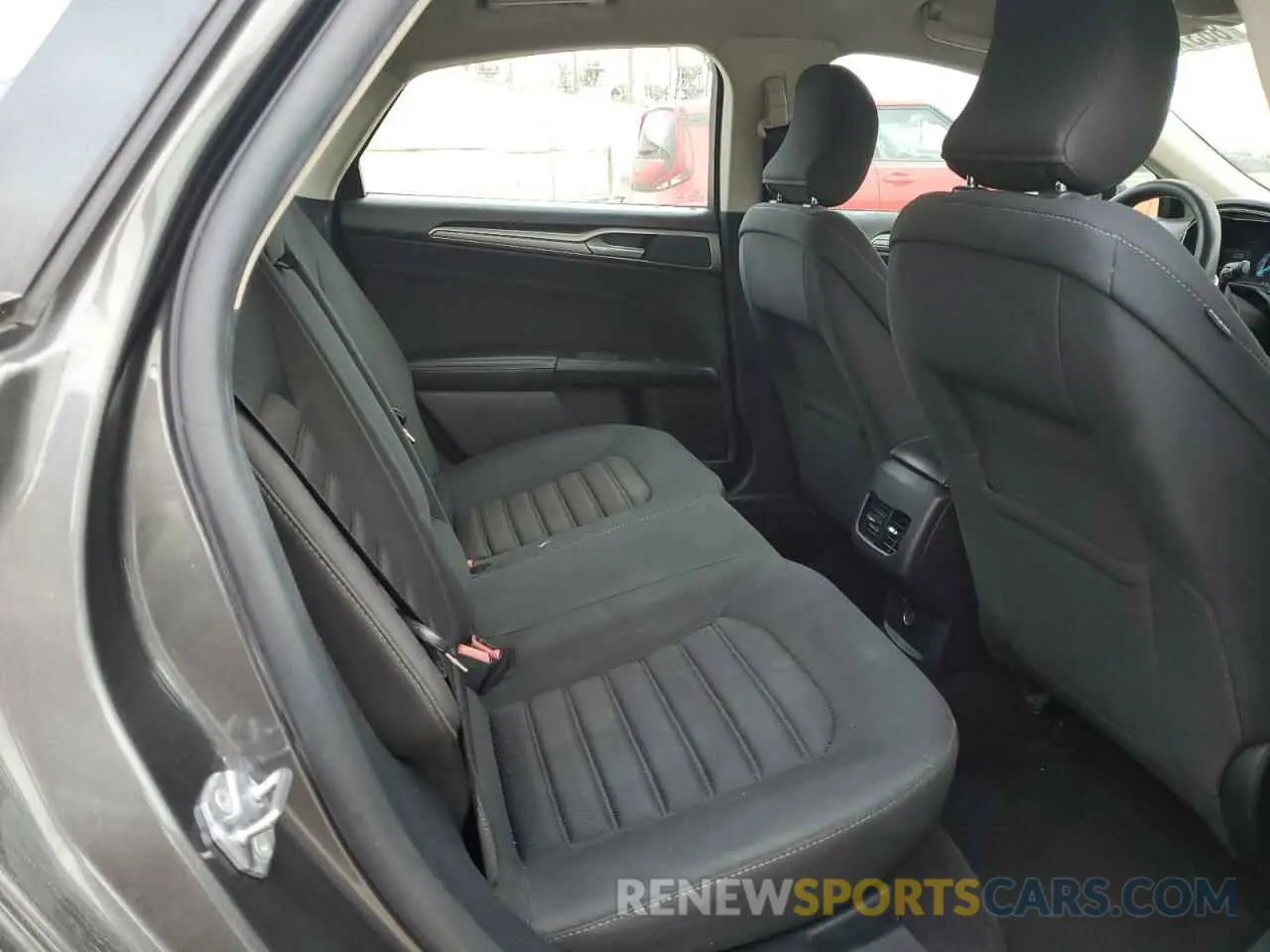 10 Photograph of a damaged car 3FA6P0LU4KR143711 FORD FUSION 2019