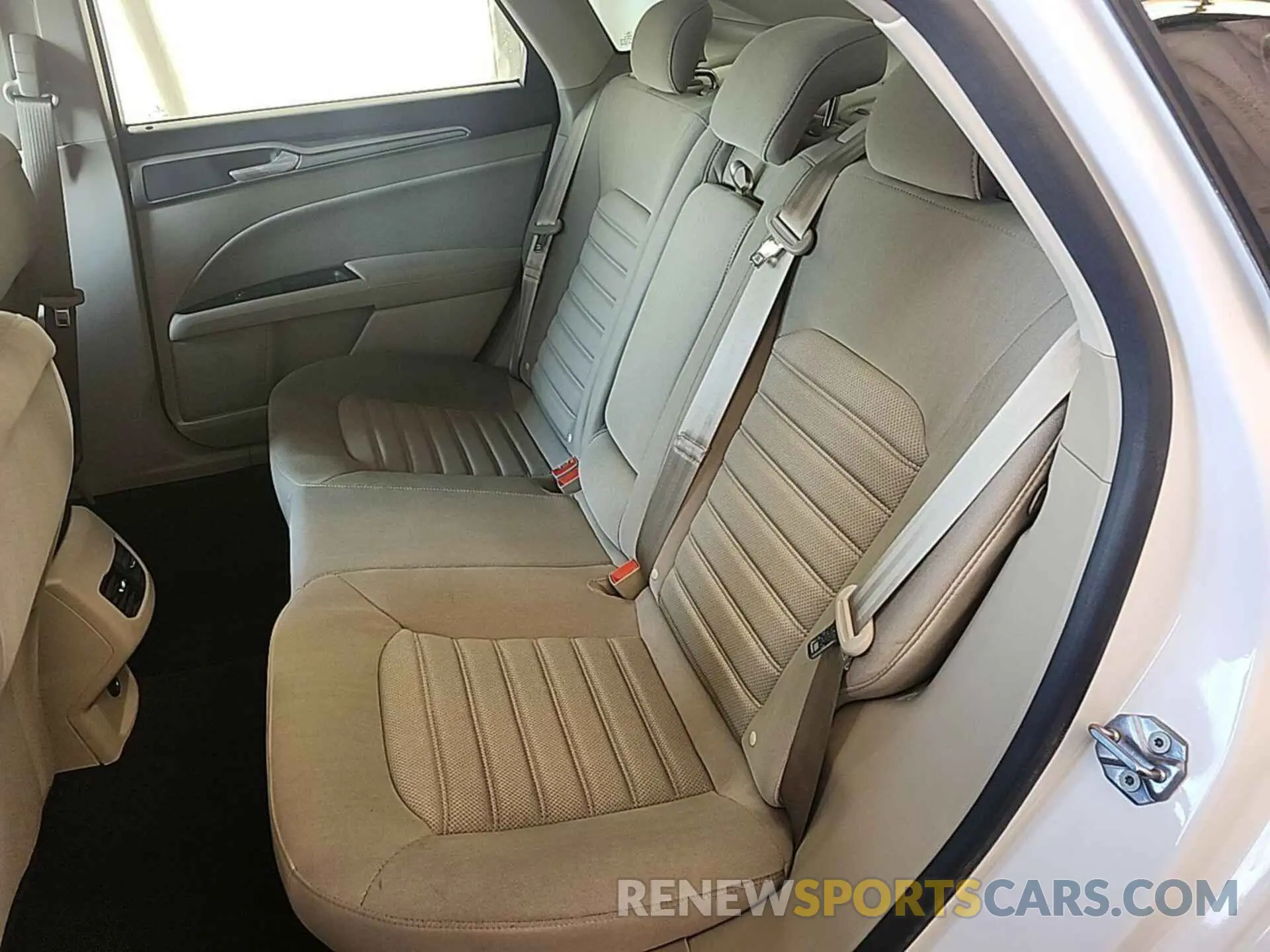 29 Photograph of a damaged car 3FA6P0LU4KR233330 FORD FUSION 2019