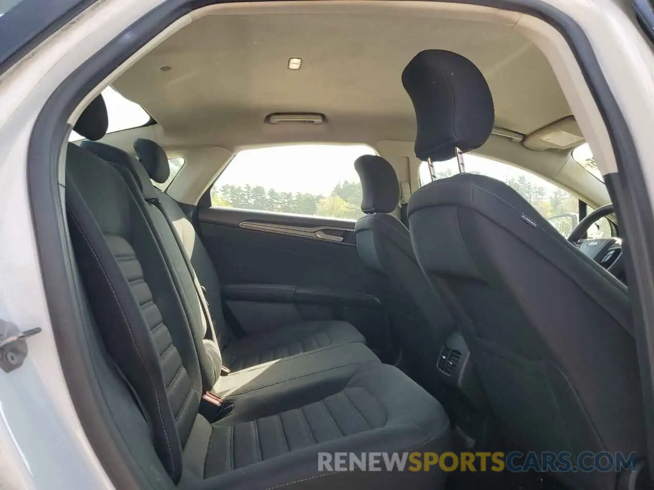 10 Photograph of a damaged car 3FA6P0LU4KR262729 FORD FUSION 2019