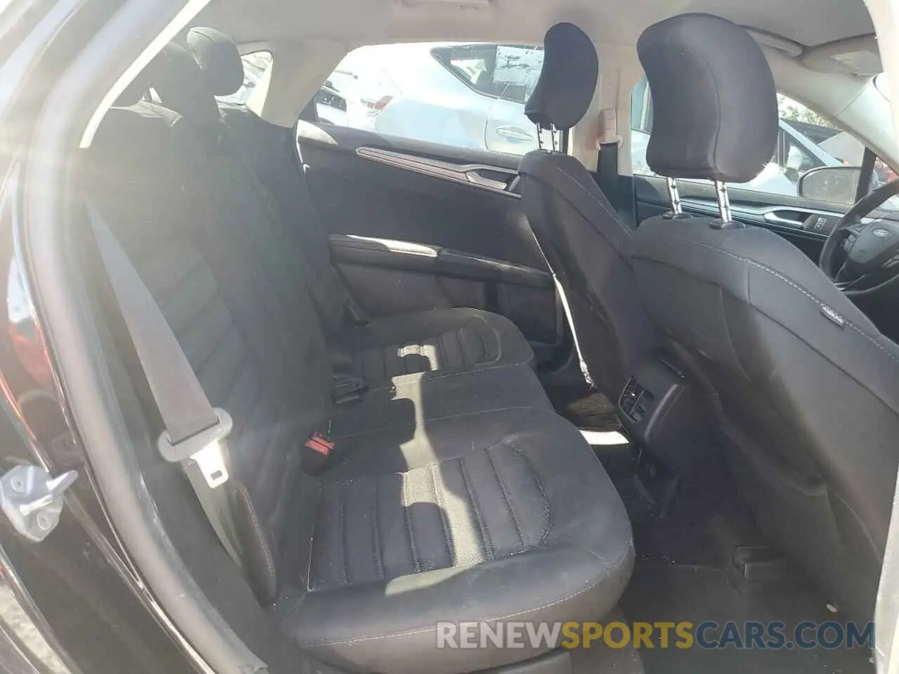 10 Photograph of a damaged car 3FA6P0LU5KR121068 FORD FUSION 2019