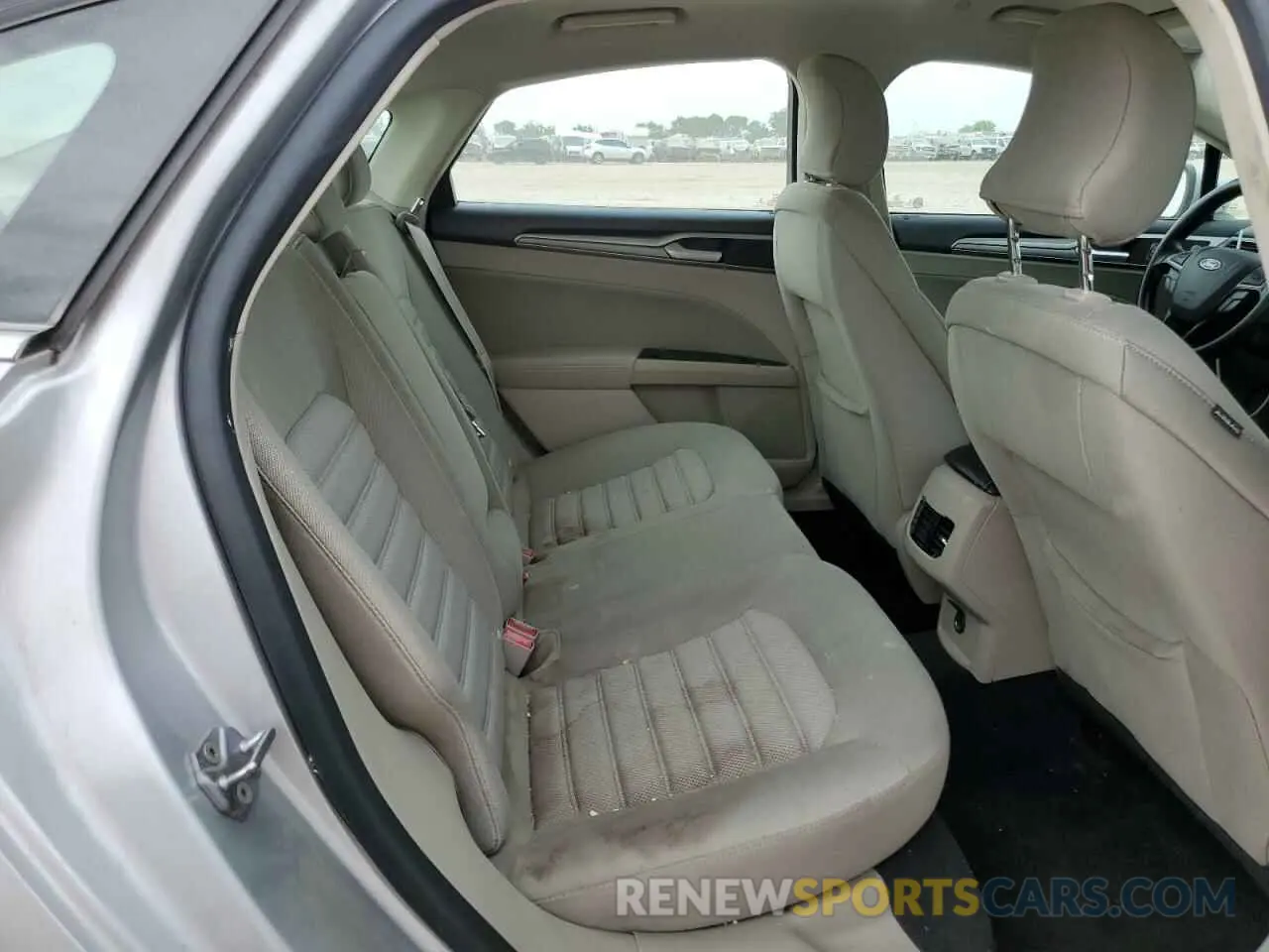 10 Photograph of a damaged car 3FA6P0LU5KR187765 FORD FUSION 2019