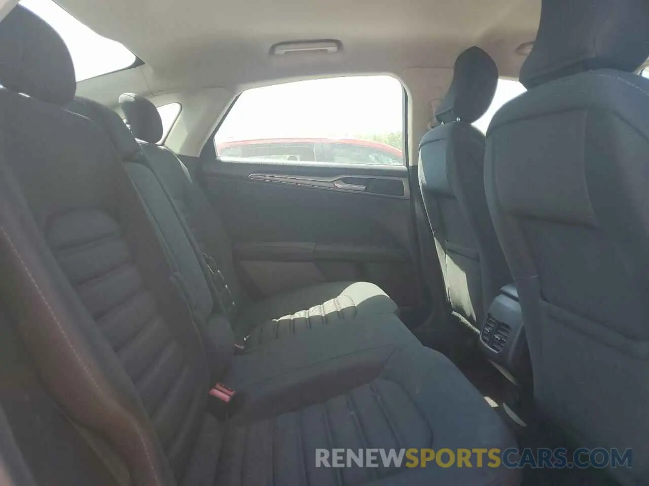 10 Photograph of a damaged car 3FA6P0LU5KR205262 FORD FUSION 2019