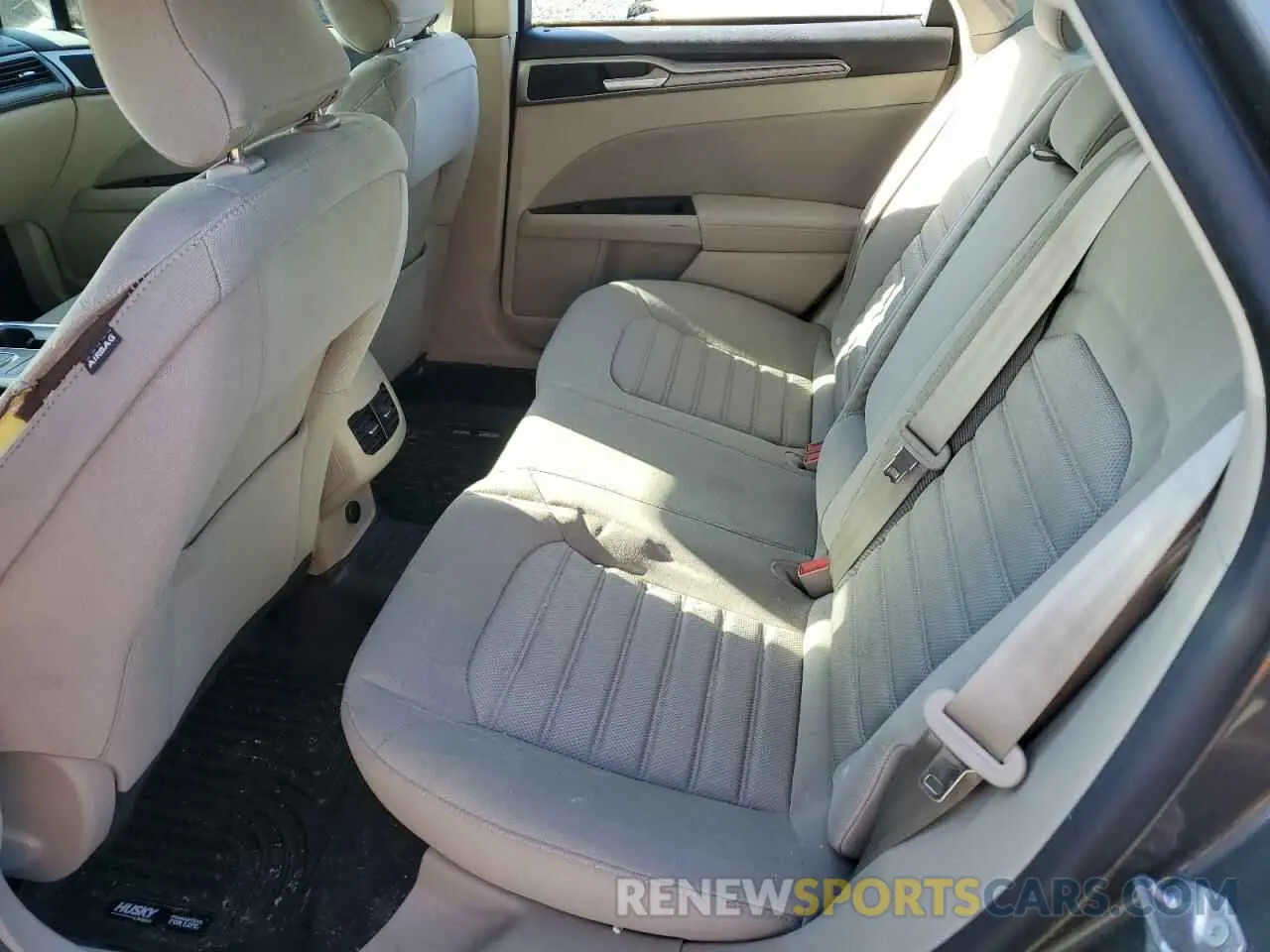 10 Photograph of a damaged car 3FA6P0LU5KR221882 FORD FUSION 2019