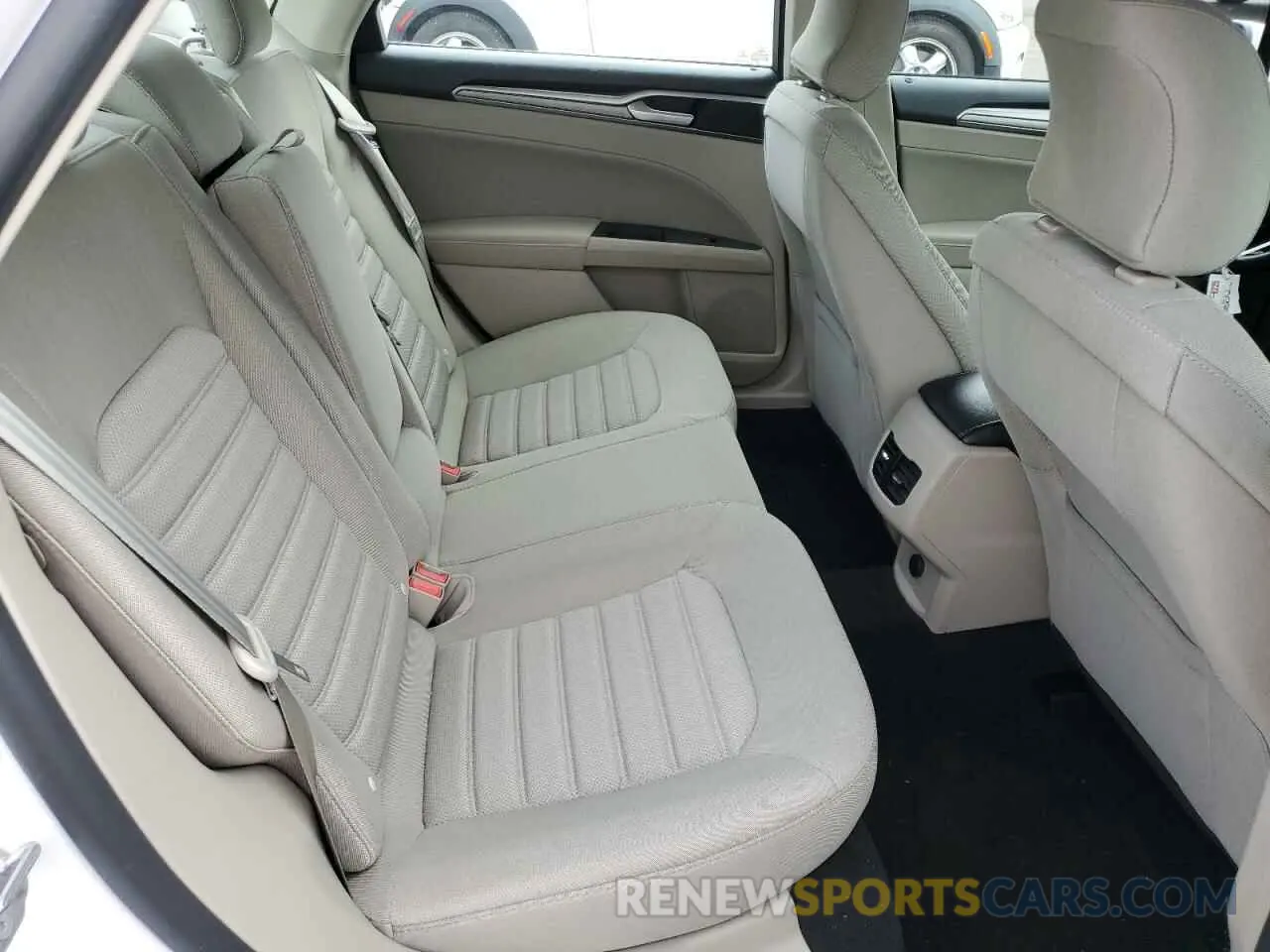 10 Photograph of a damaged car 3FA6P0LU6KR101556 FORD FUSION 2019