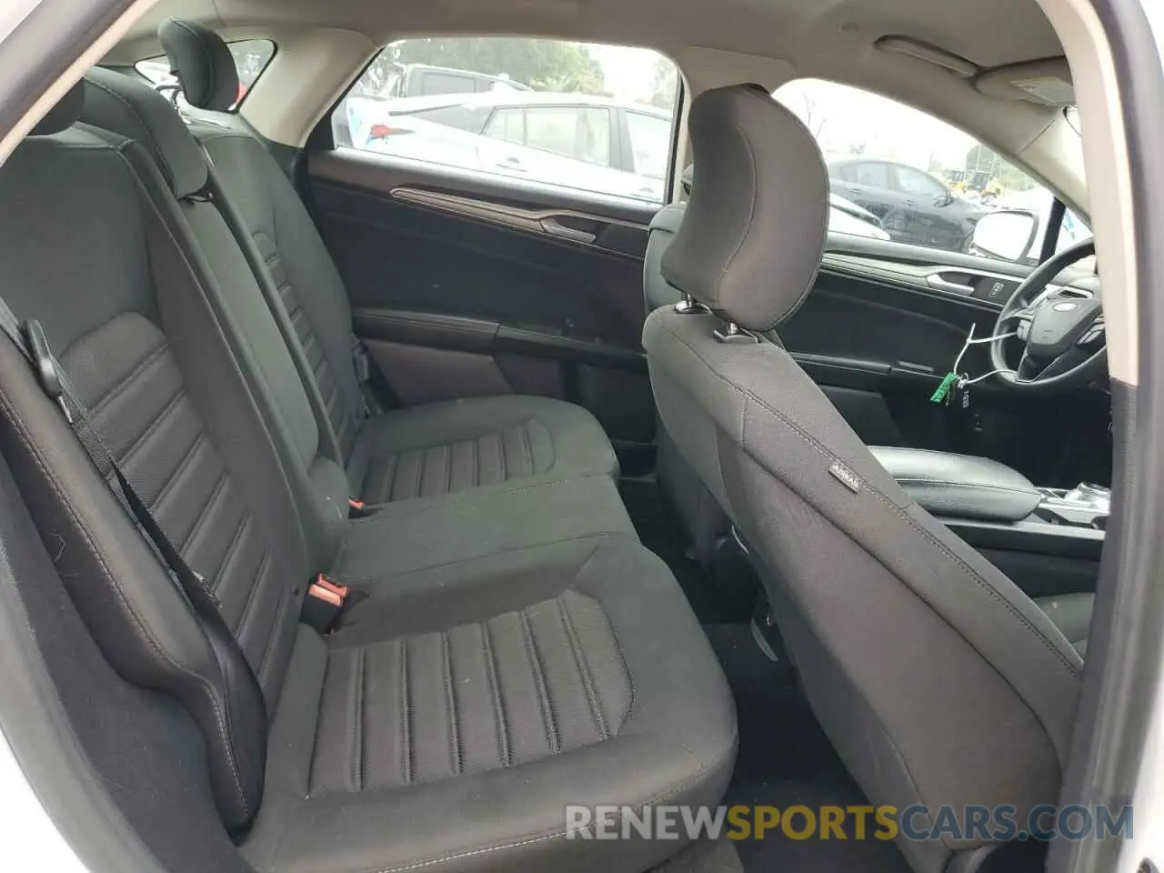 10 Photograph of a damaged car 3FA6P0LU6KR261730 FORD FUSION 2019