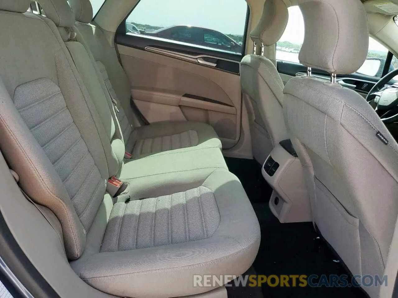 10 Photograph of a damaged car 3FA6P0LU7KR130953 FORD FUSION 2019