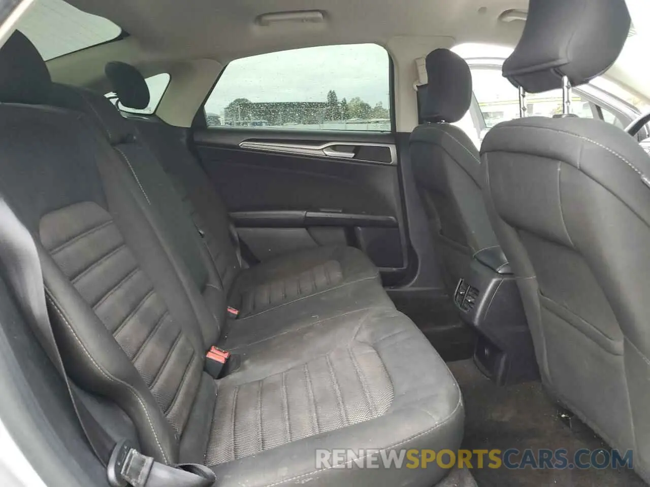 10 Photograph of a damaged car 3FA6P0LU7KR134811 FORD FUSION 2019