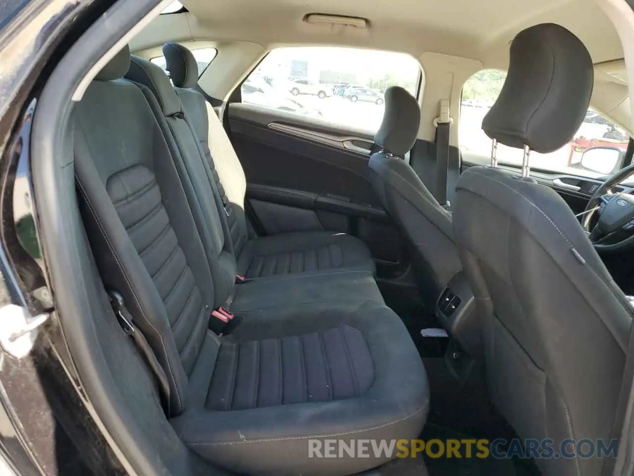 10 Photograph of a damaged car 3FA6P0LU8KR238482 FORD FUSION 2019