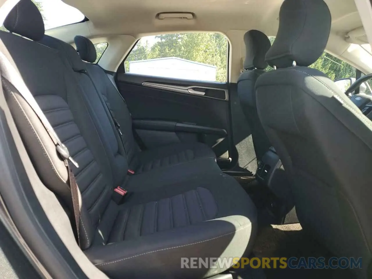 10 Photograph of a damaged car 3FA6P0LU9KR136169 FORD FUSION 2019