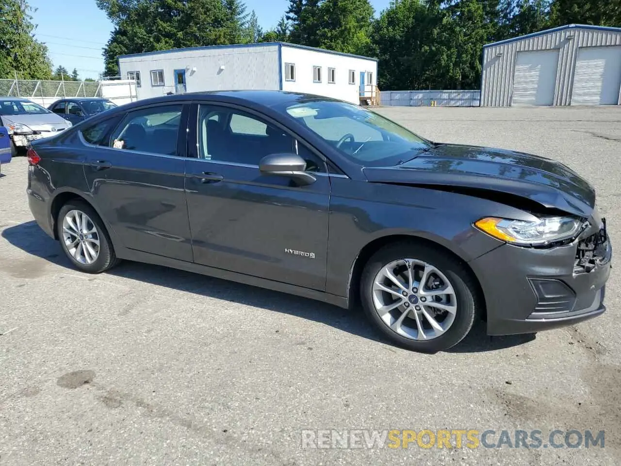 4 Photograph of a damaged car 3FA6P0LU9KR136169 FORD FUSION 2019