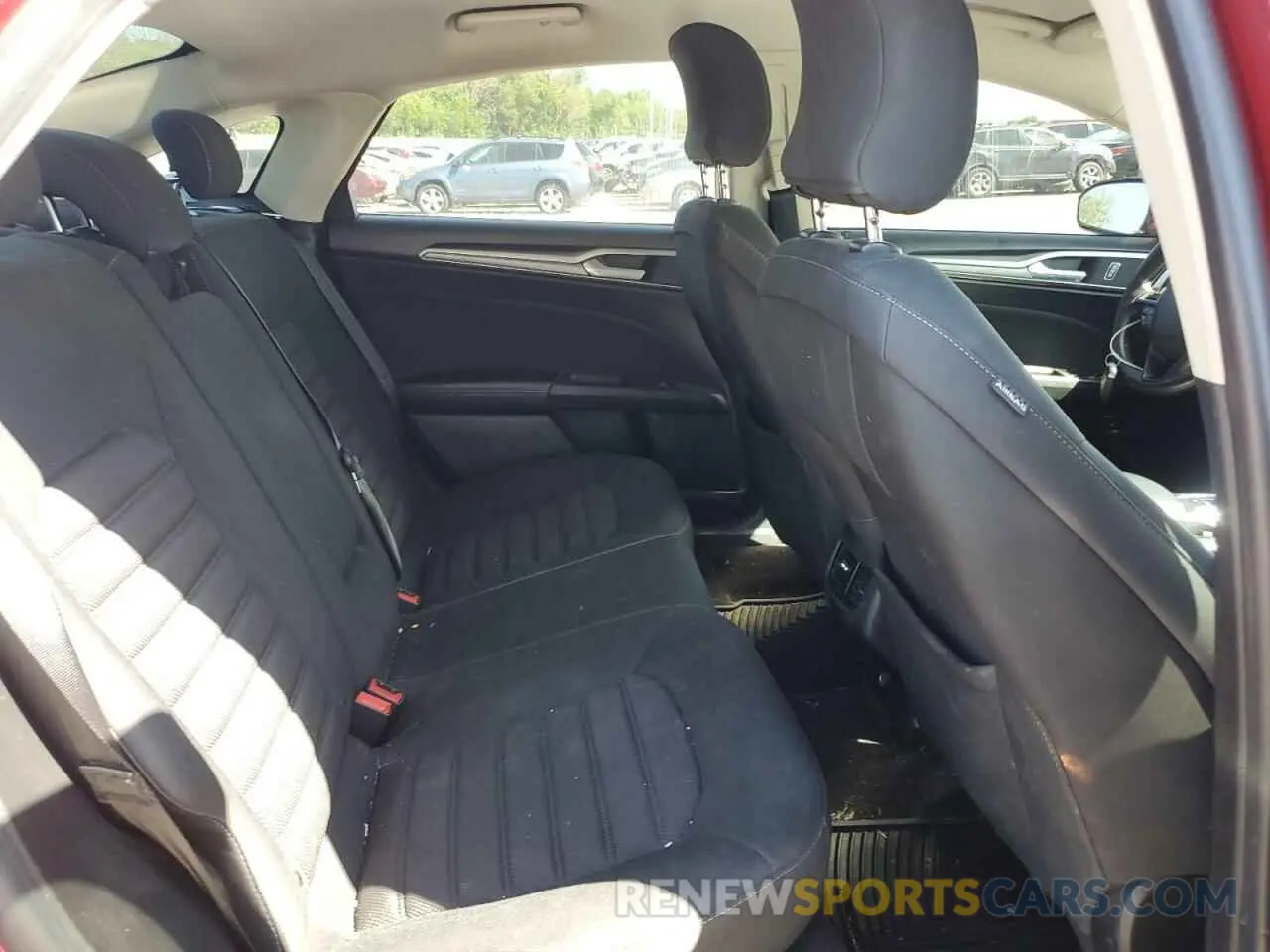 10 Photograph of a damaged car 3FA6P0LU9KR207905 FORD FUSION 2019