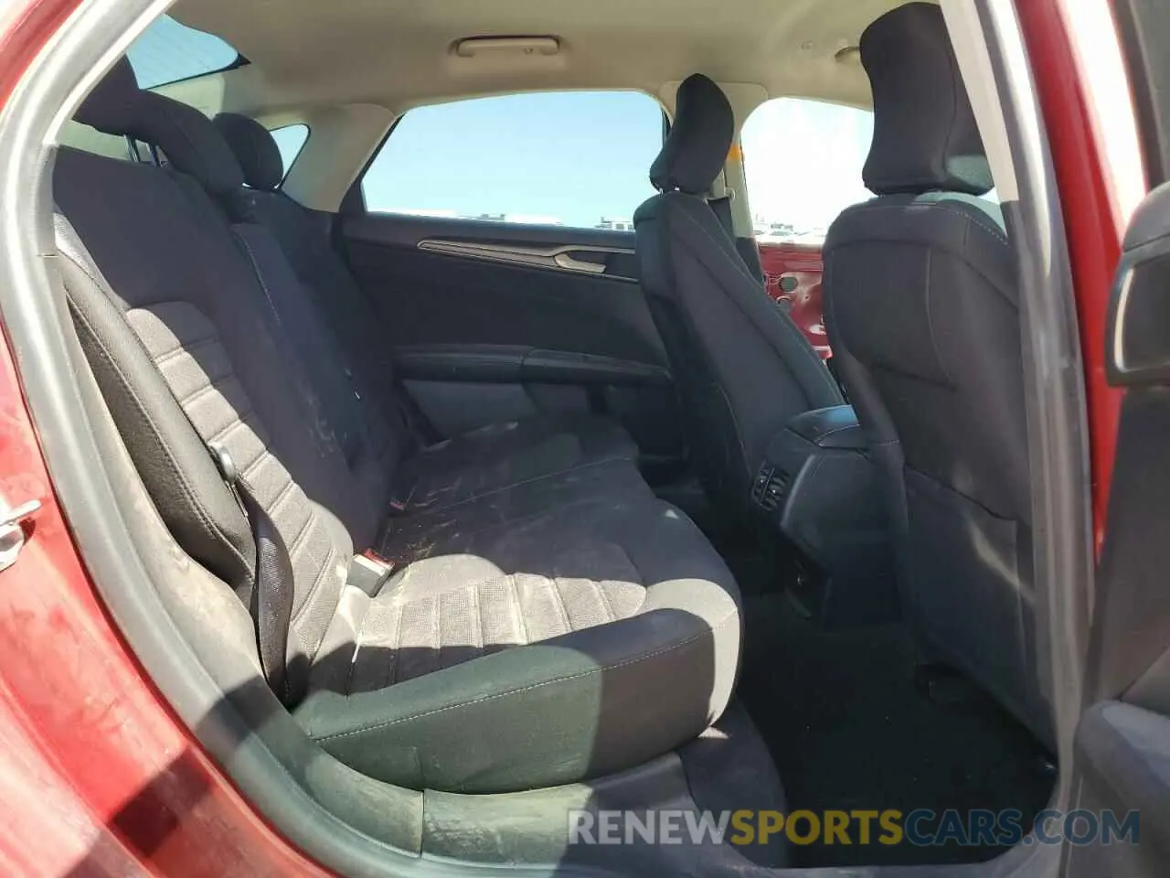 10 Photograph of a damaged car 3FA6P0LU9KR262872 FORD FUSION 2019