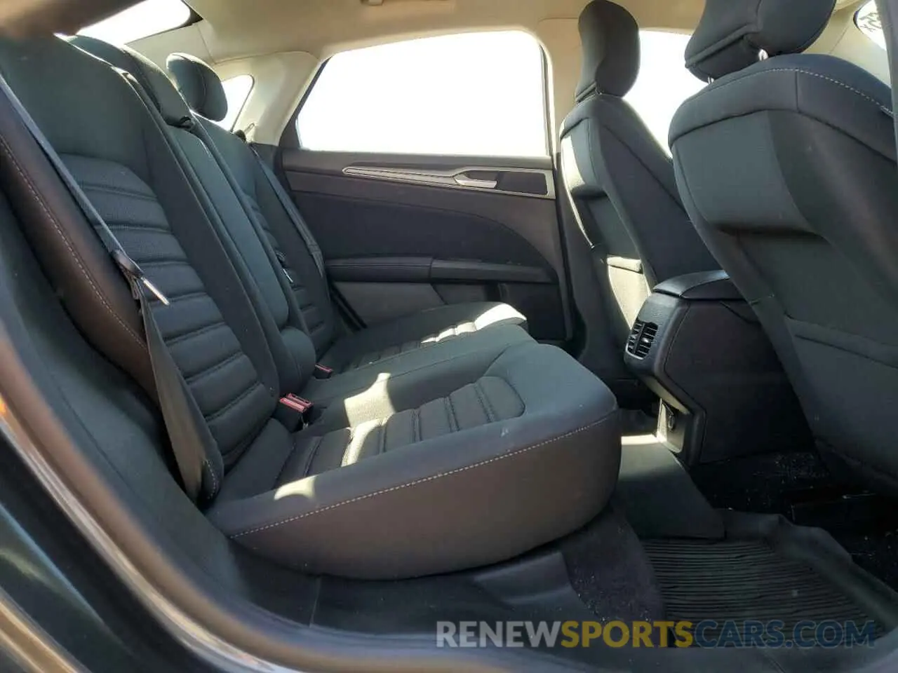10 Photograph of a damaged car 3FA6P0LUXKR157399 FORD FUSION 2019