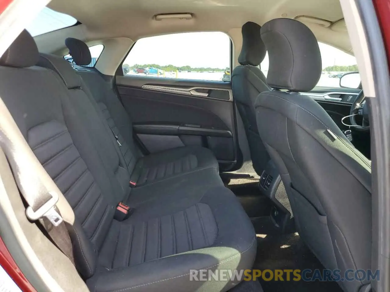 10 Photograph of a damaged car 3FA6P0LUXKR225376 FORD FUSION 2019